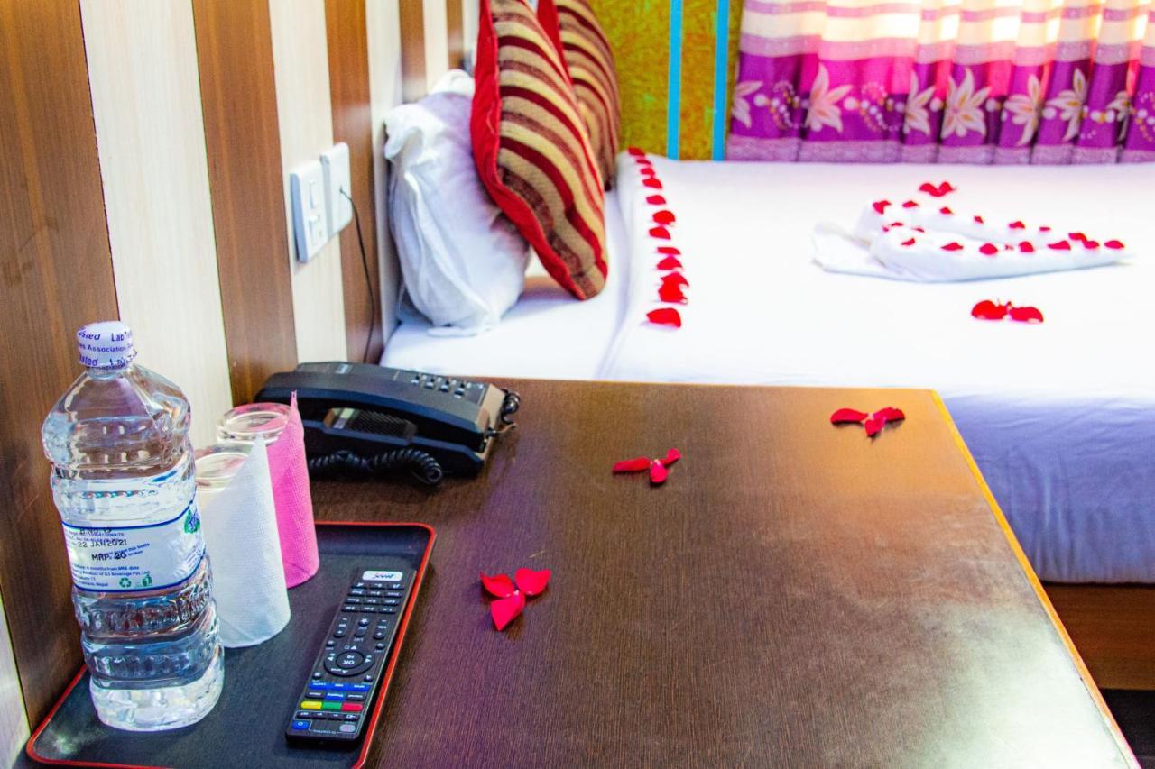 Hotel Middle Point Pvt Ltd Pokhara Buitenkant foto
