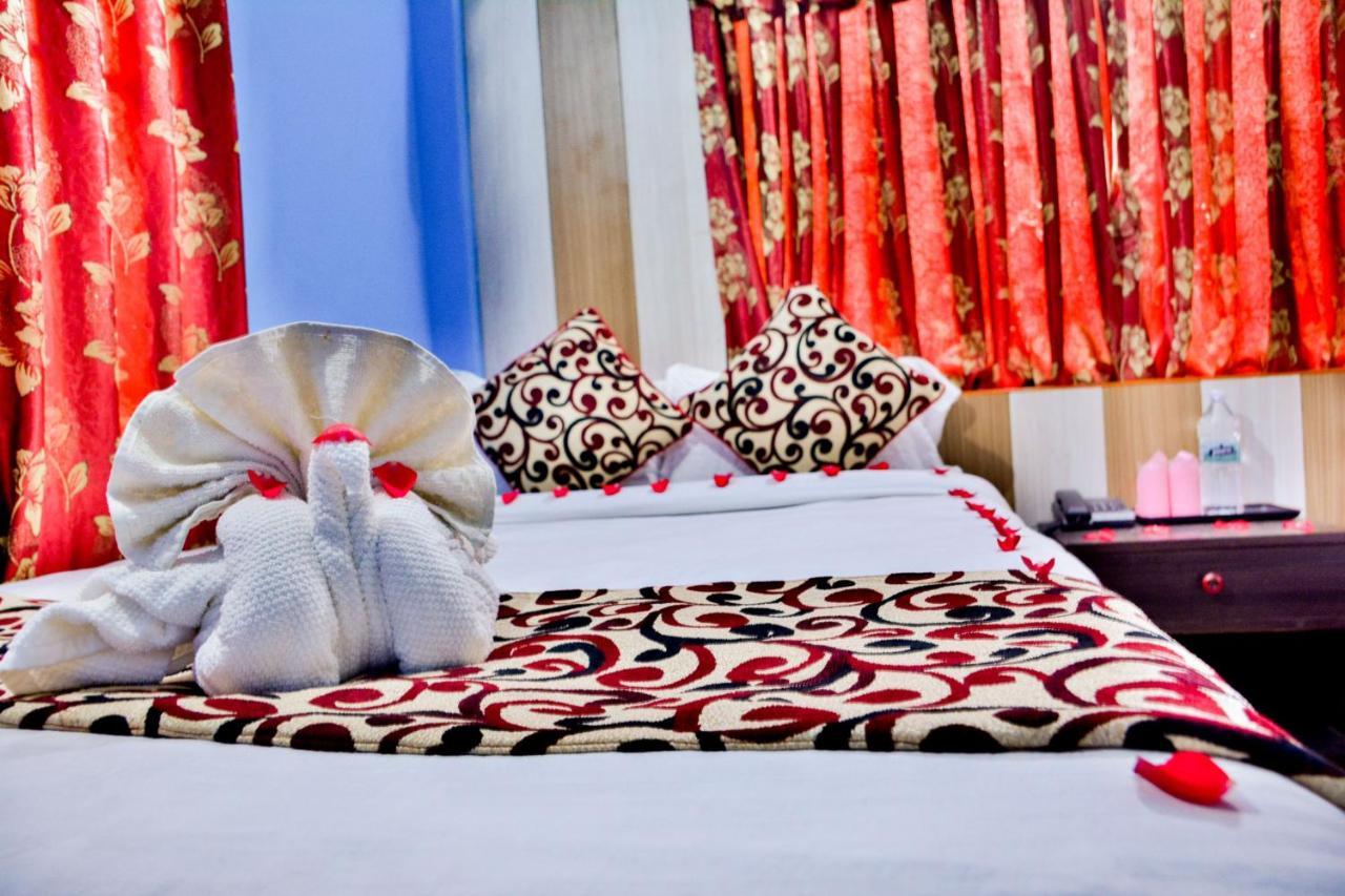 Hotel Middle Point Pvt Ltd Pokhara Buitenkant foto