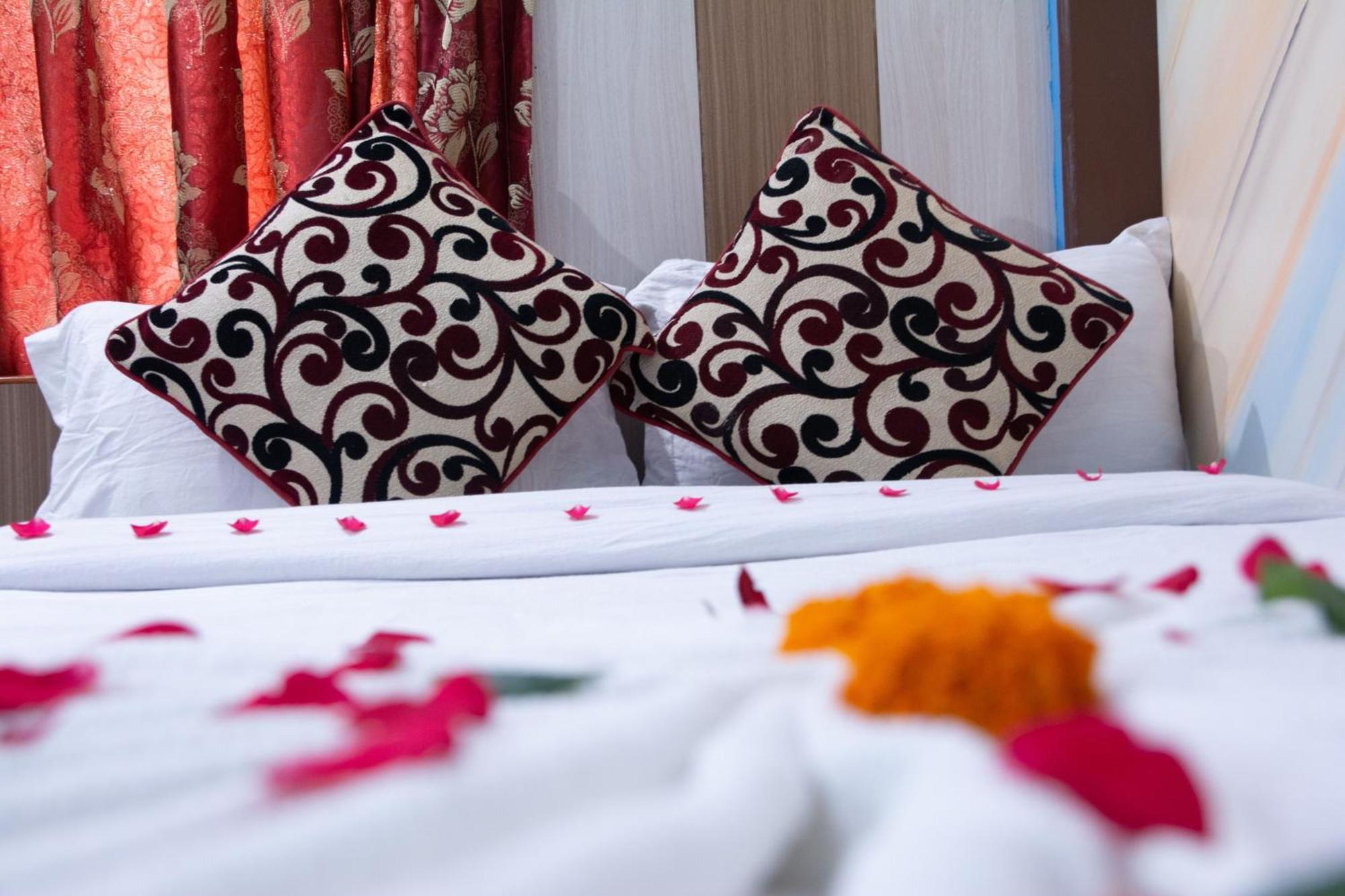 Hotel Middle Point Pvt Ltd Pokhara Buitenkant foto