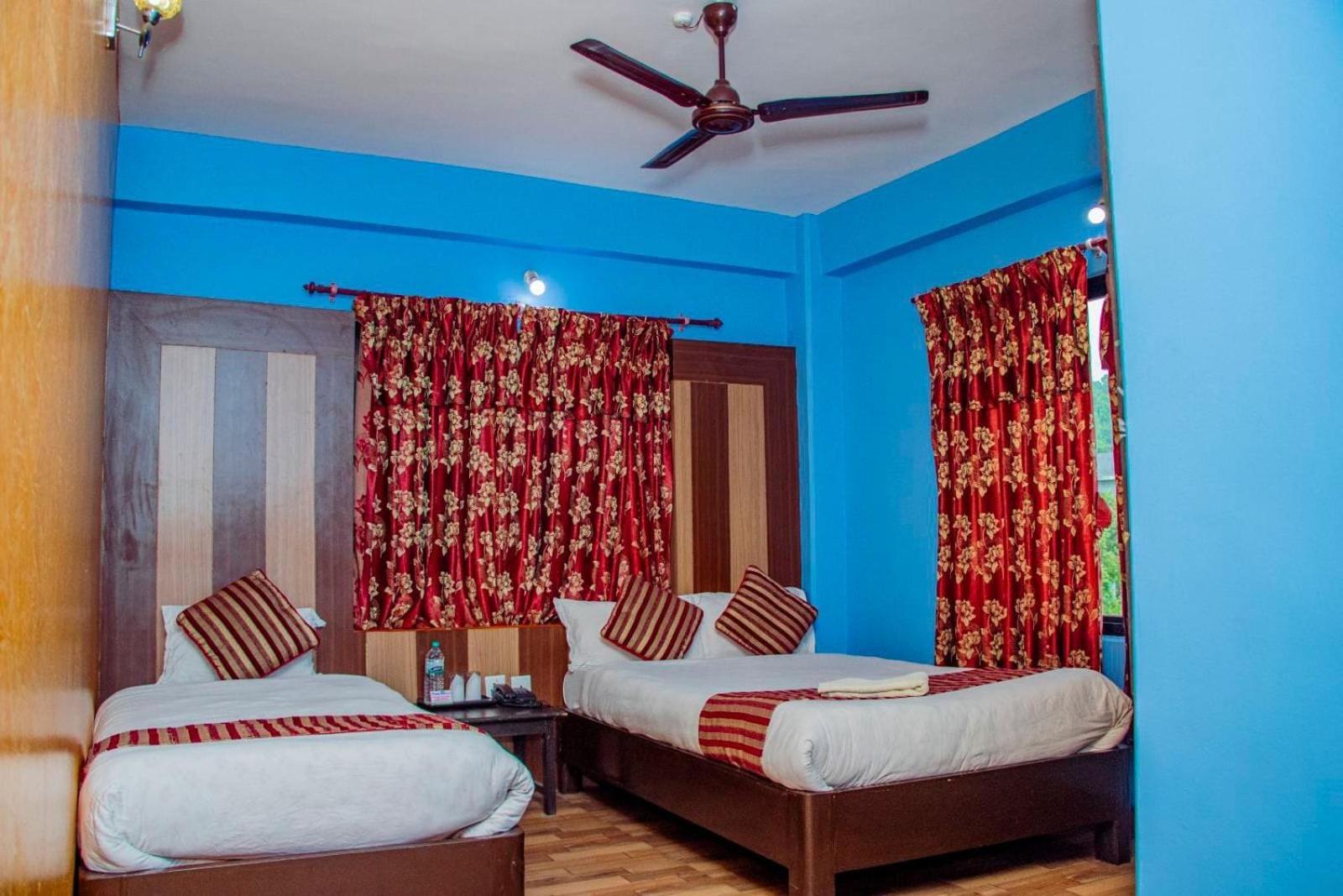 Hotel Middle Point Pvt Ltd Pokhara Buitenkant foto