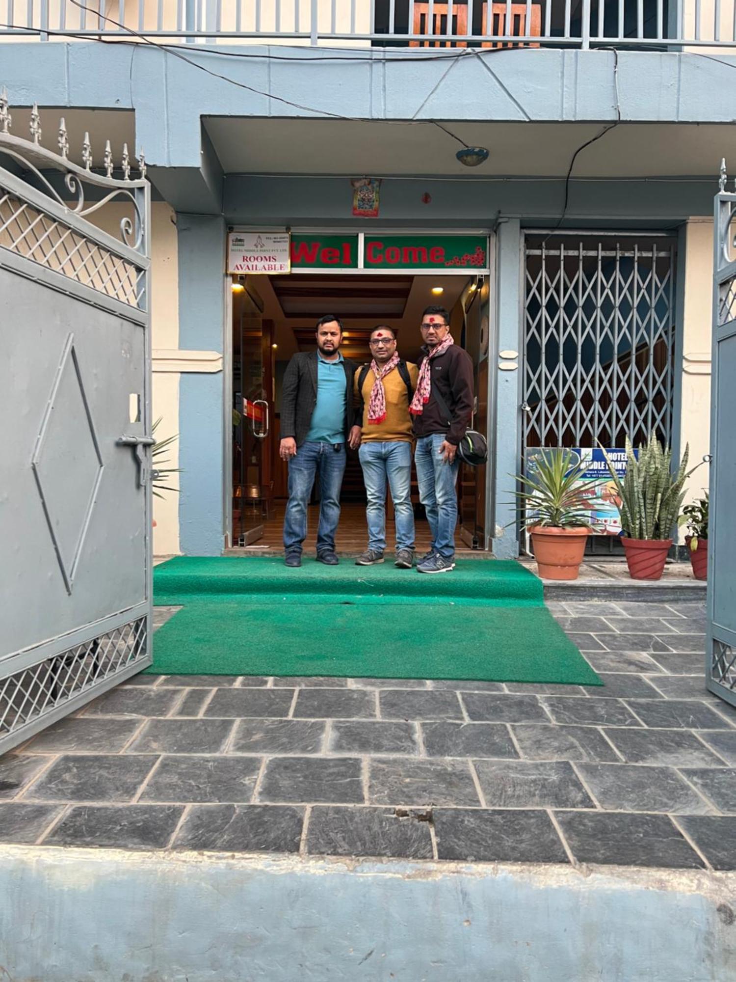 Hotel Middle Point Pvt Ltd Pokhara Buitenkant foto